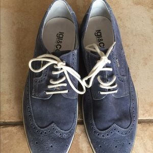 Suede sport shoes